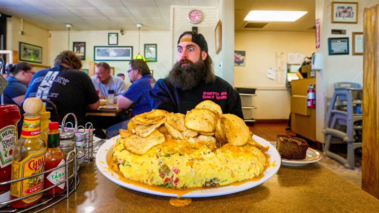 I ORDERED 'THE MONSTER OMELET CHALLENGE' AT A PACKED RESTAURANT IN LAS VEGAS | BeardMeatsFood